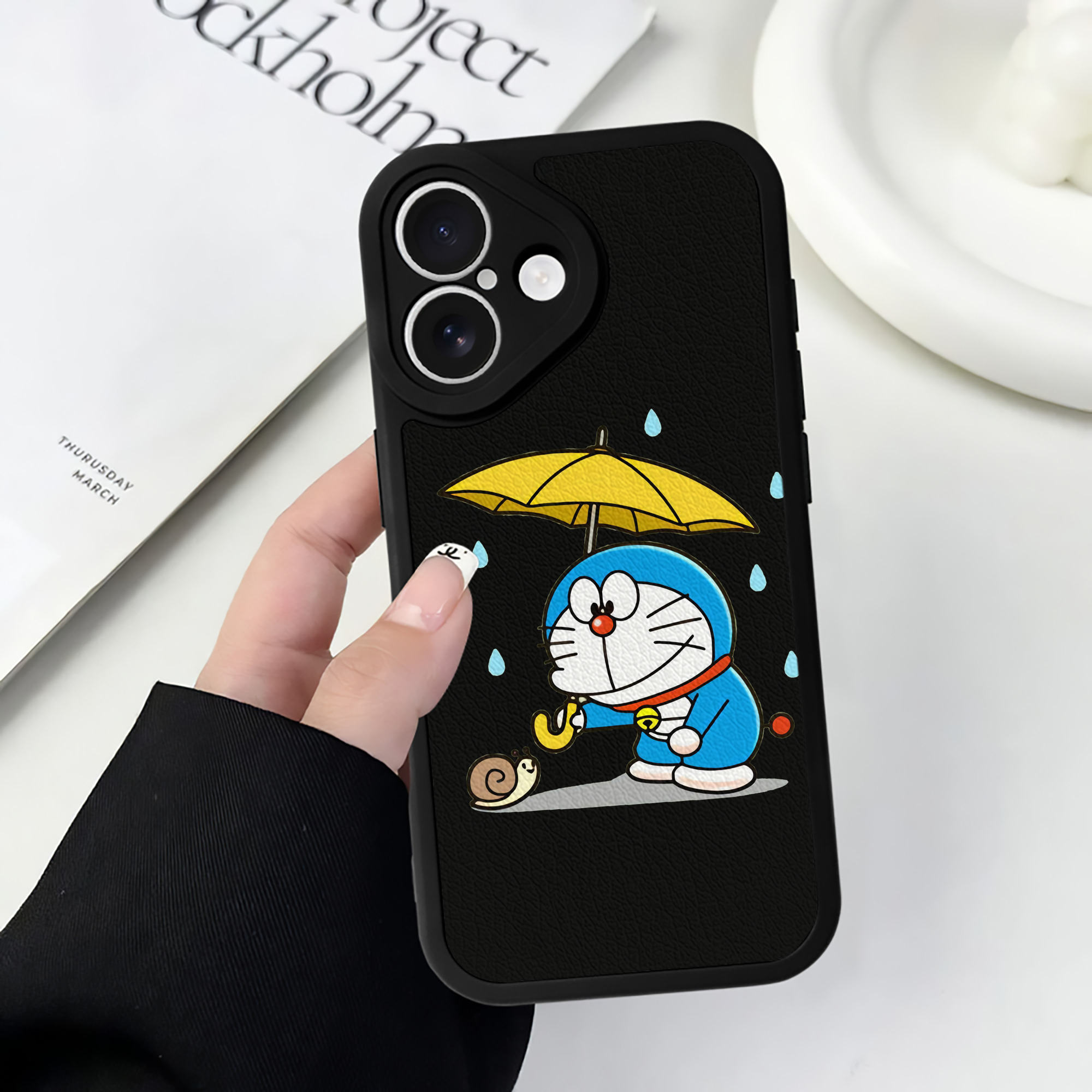（画像用） ドラえもん Doraemon 【iPhone 16シリーズ対応】シリコンスマホケース（レザー調） 材質：シリコン